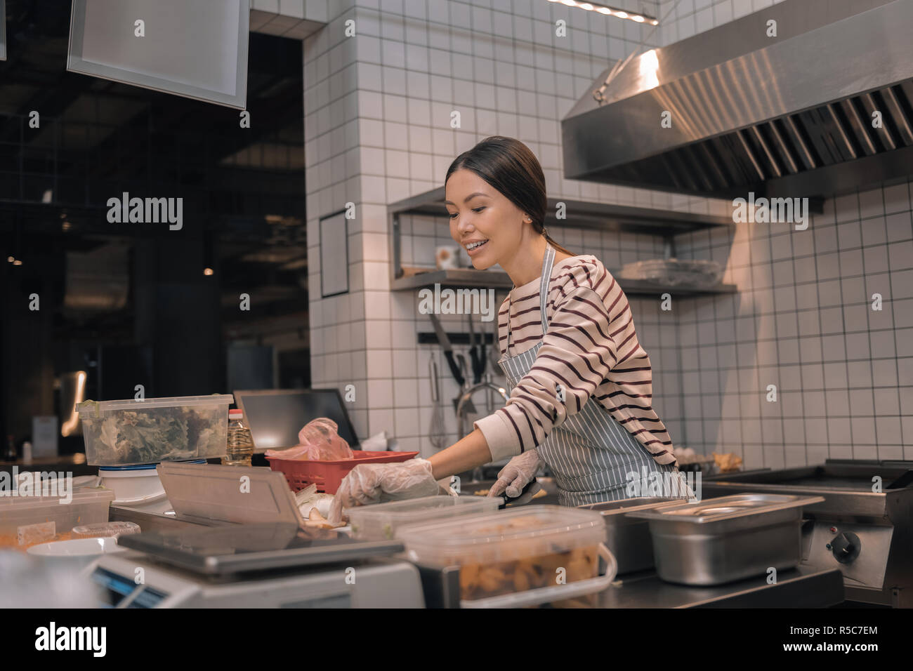 Chef expérimenté professionnel travaillant dans le restaurant de matin Banque D'Images