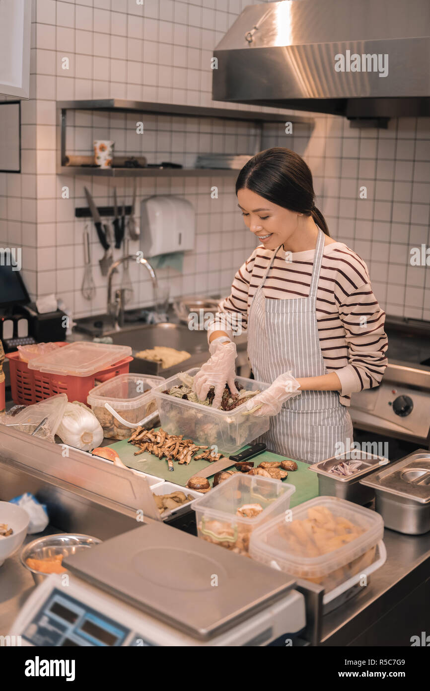 Vue de dessus de serveuse utile dans la cuisine aider à couper les aliments Banque D'Images