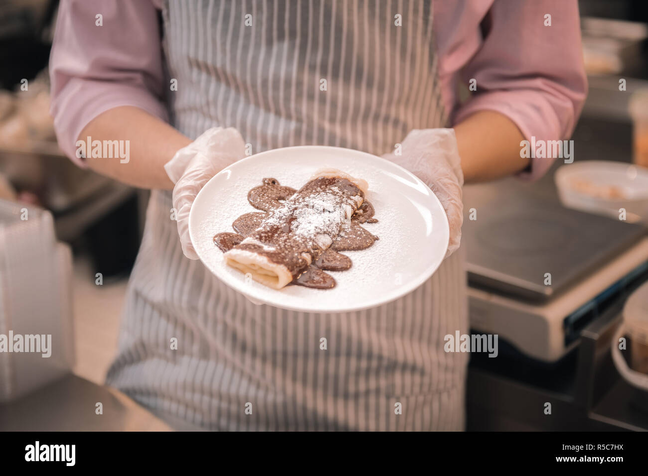 Vue de dessus du tablier à rayures sur la plaque avec des crêpes Banque D'Images