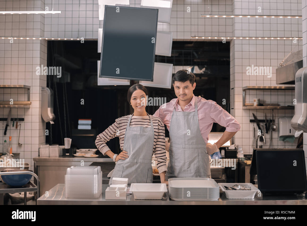 Couple d'entrepreneurs à succès accueillir les clients de leur cafétéria Banque D'Images