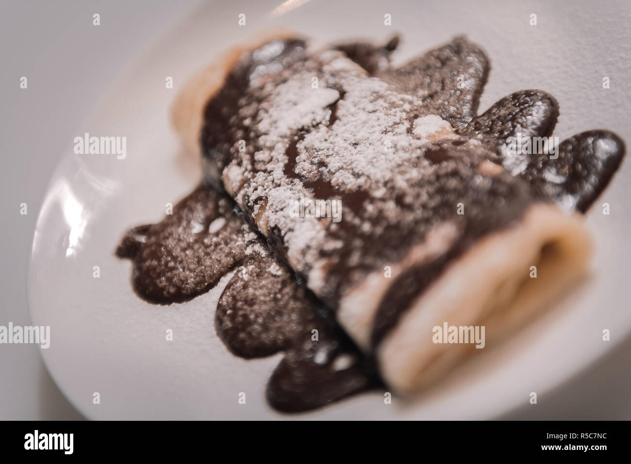 De délicieuses crêpes garnies de chocolat et de sucre en poudre Banque D'Images