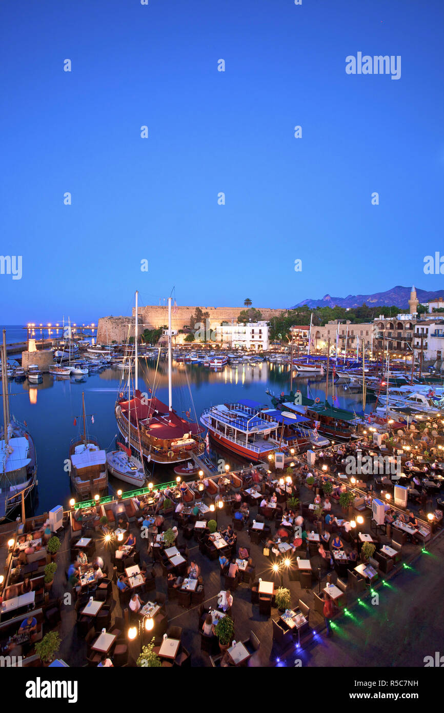 Château de Kyrenia et le port au crépuscule, Kyrenia, Chypre du Nord Banque D'Images