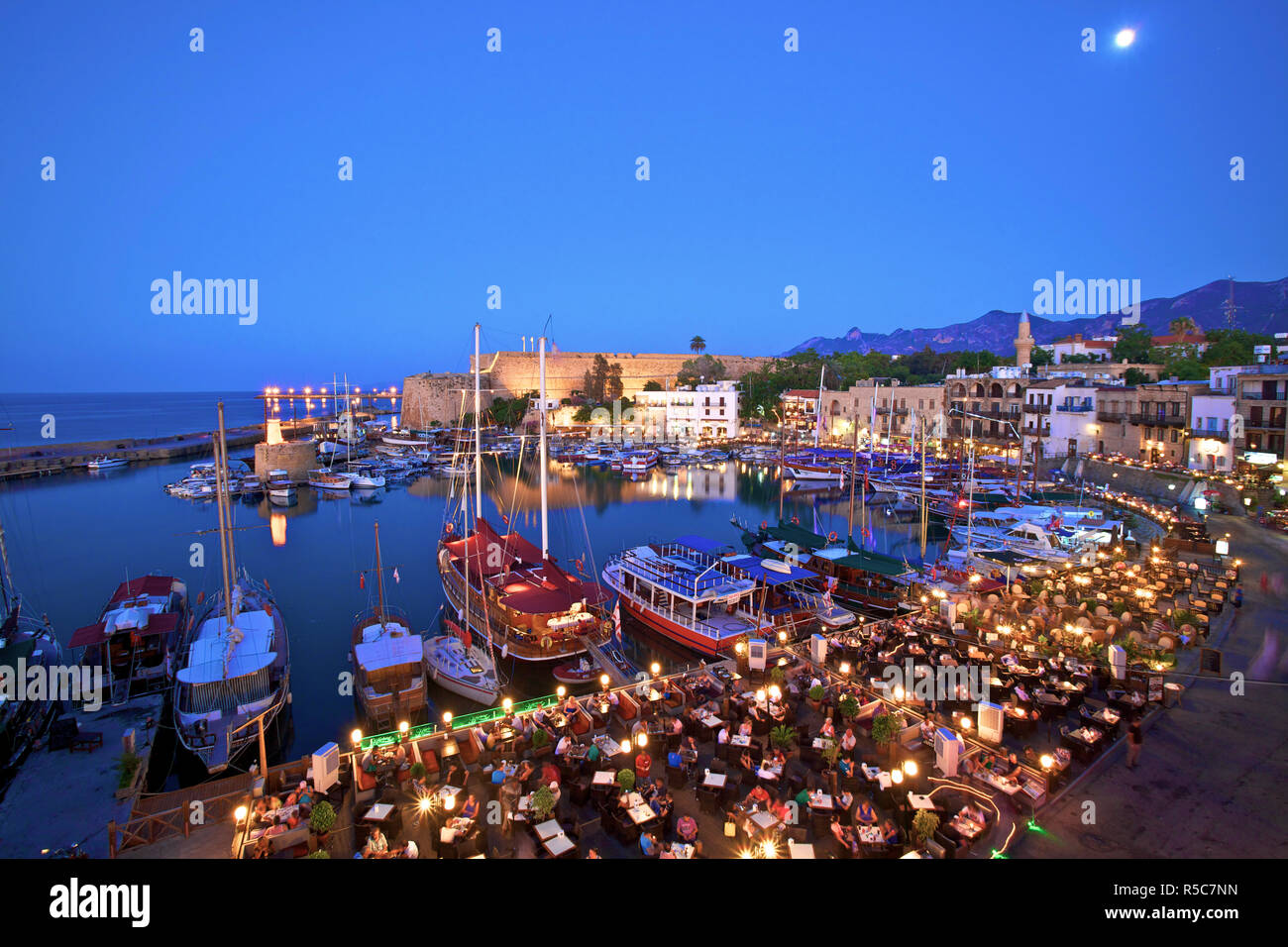 Château de Kyrenia et le port au crépuscule, Kyrenia, Chypre du Nord Banque D'Images
