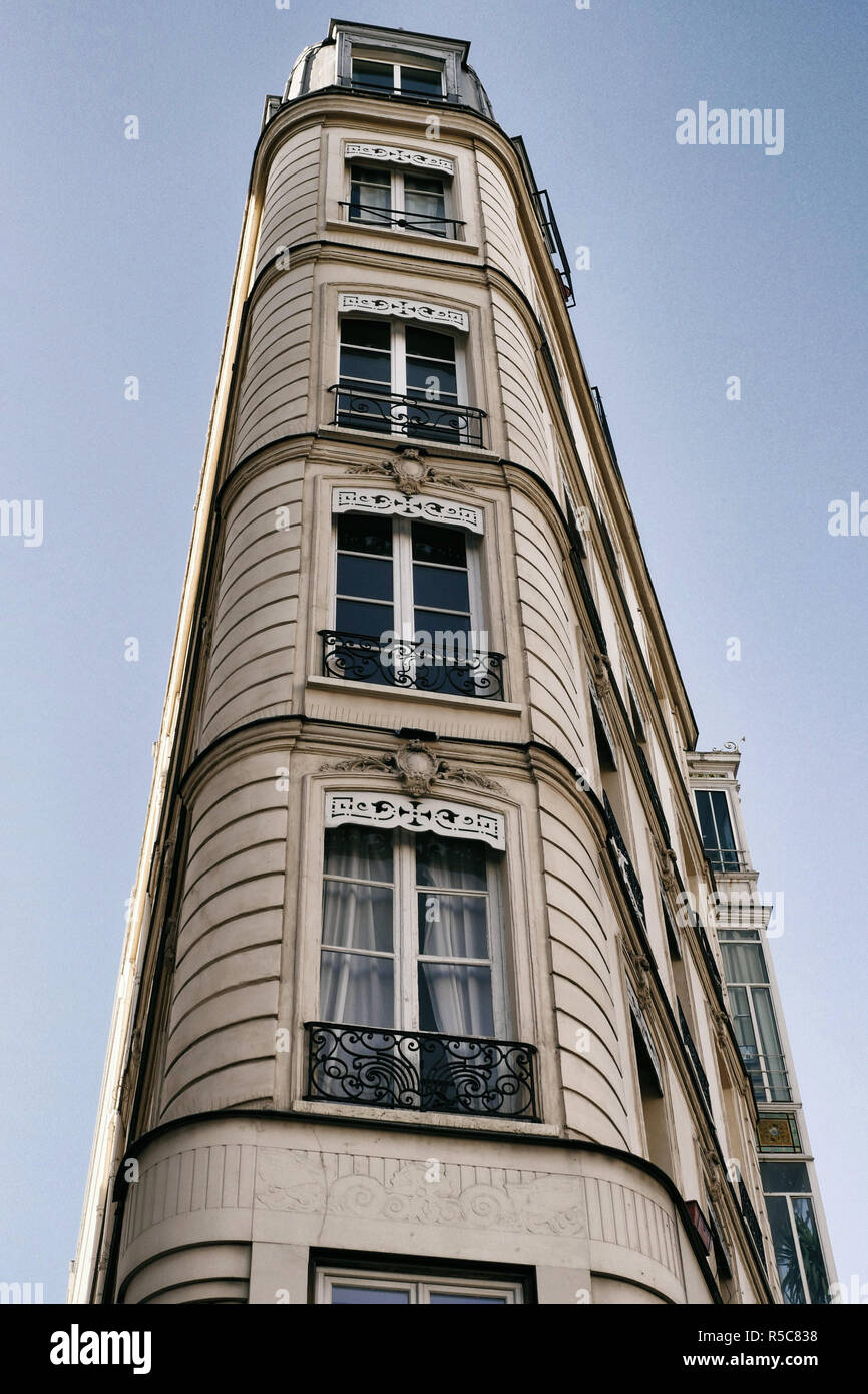 Un beau bâtiment incurvé à Paris France. Banque D'Images