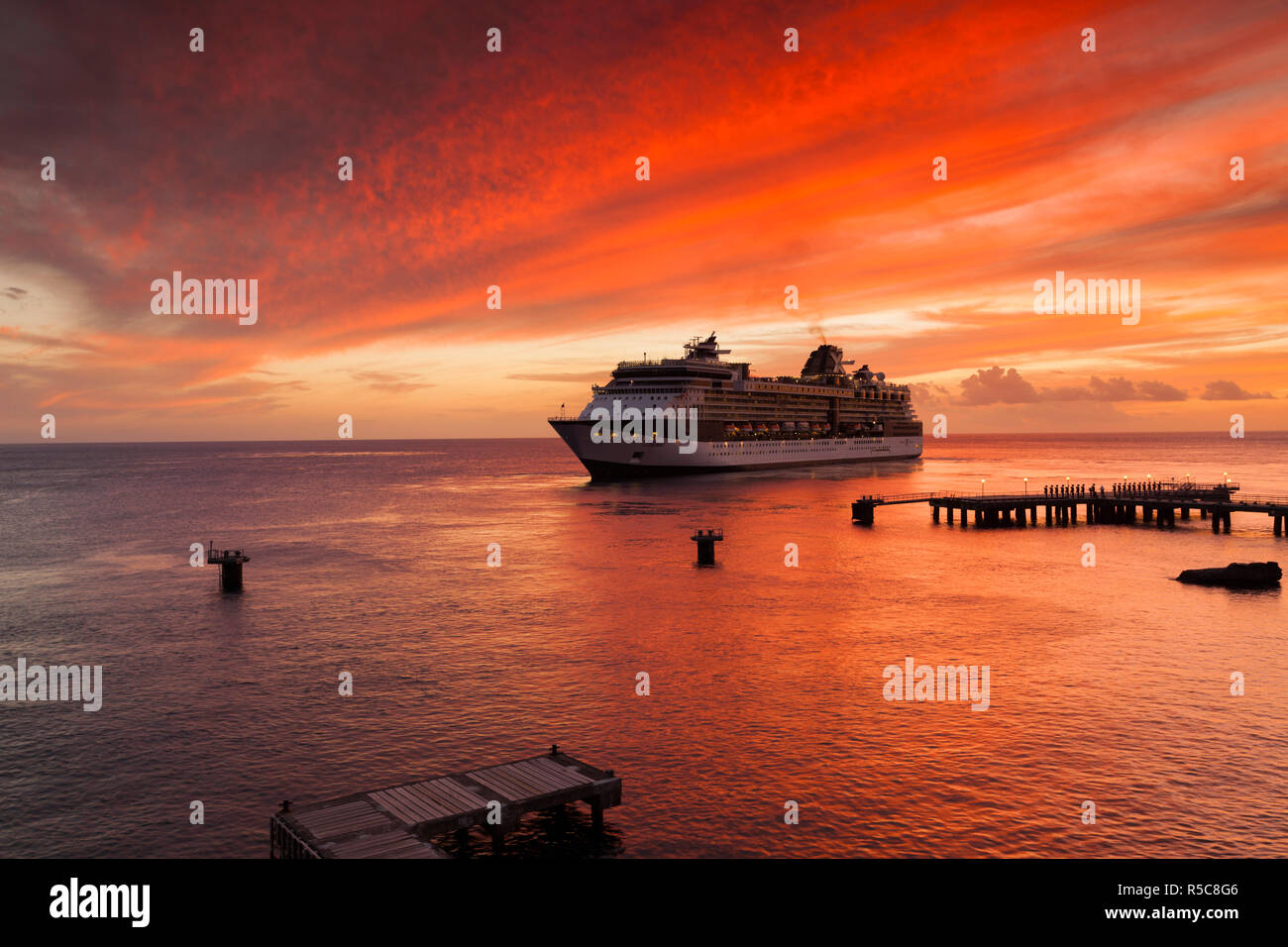 La DOMINIQUE, Roseau, cruiseship Banque D'Images