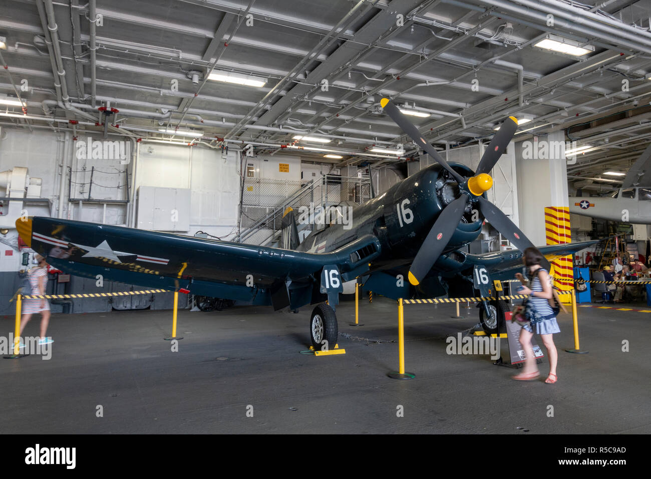 Un Vought F4U-4 Corsair d'avions de chasse, l'USS Midway, San Diego, California, United States. Banque D'Images