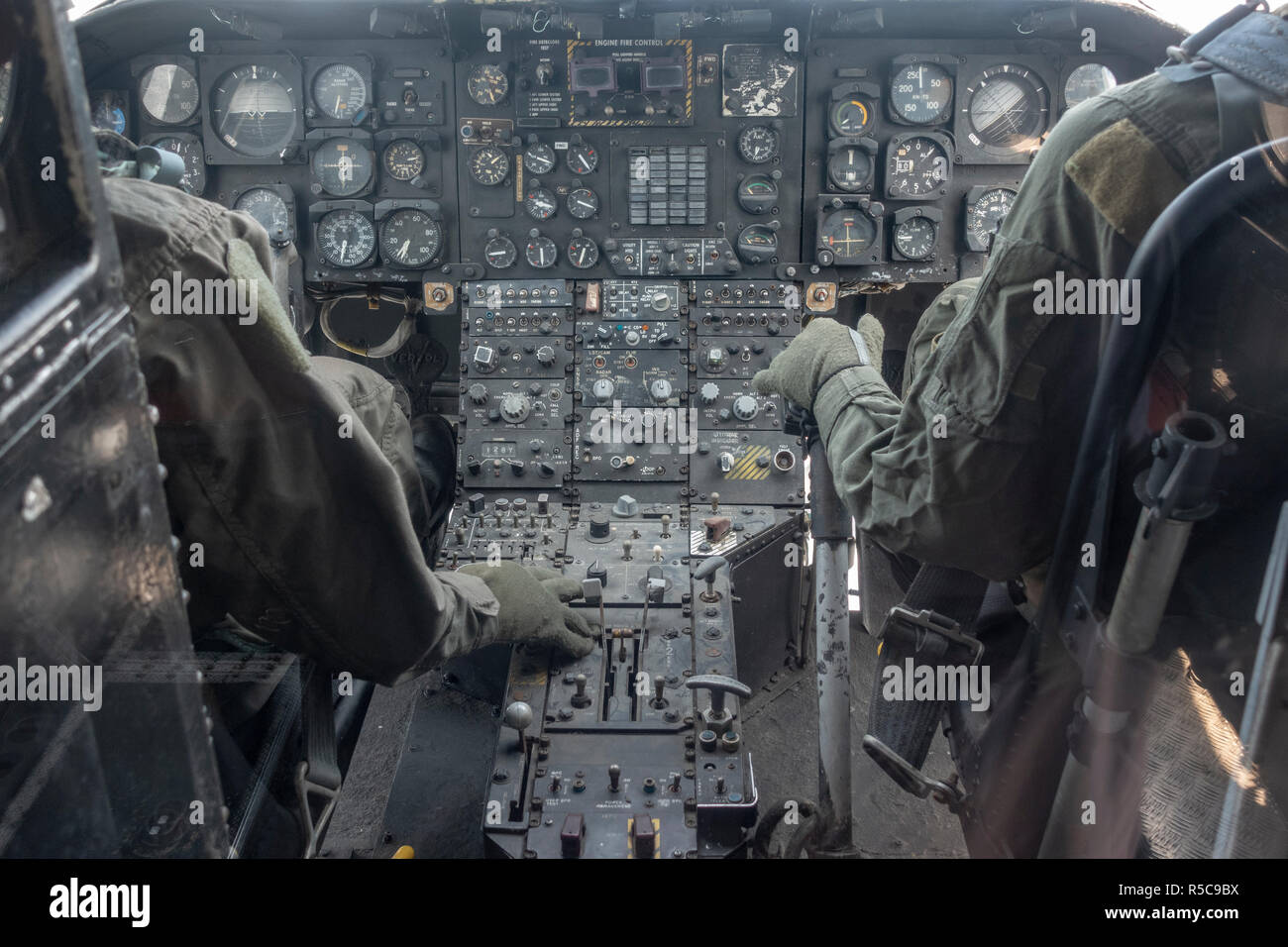L'intérieur du cockpit d'un hélicoptère CH-46 Sea Knight, USS Midway, San Diego, California, United States. Banque D'Images