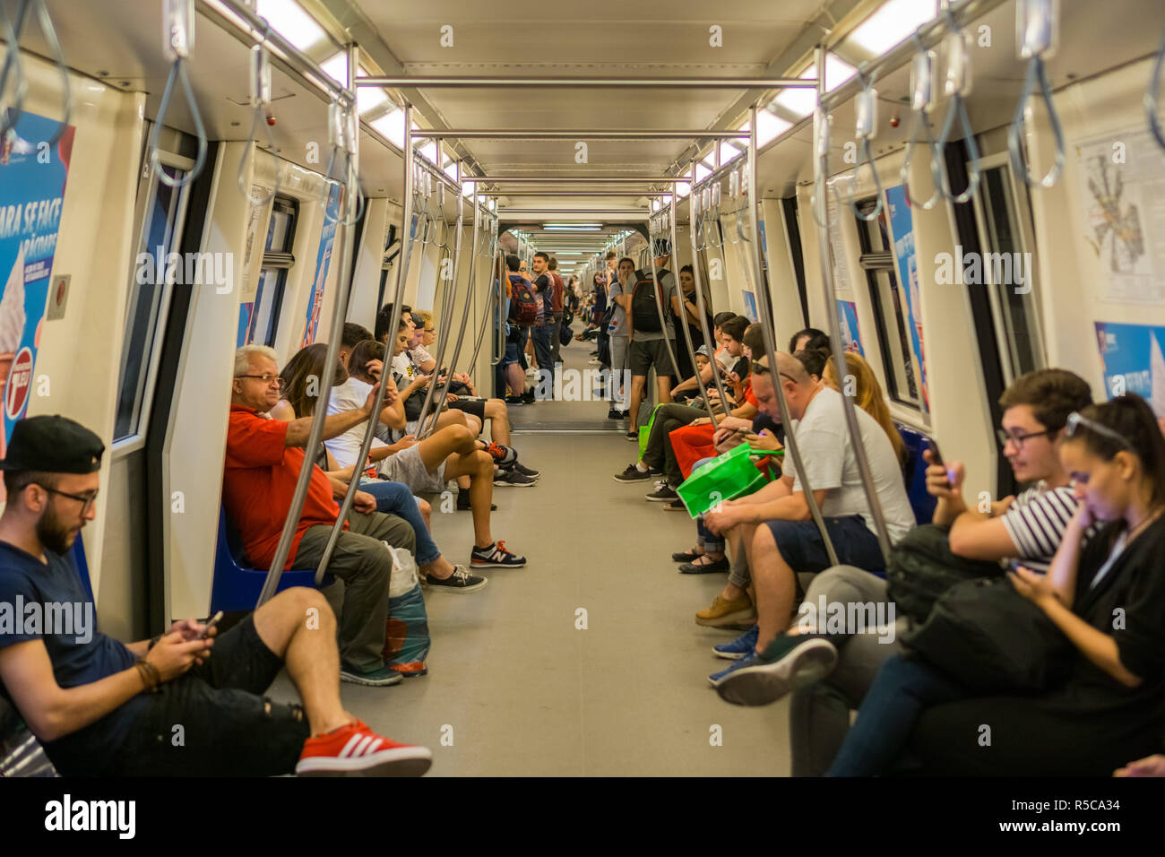 16 septembre 2017, Bucarest/Roumanie - Personnes équitation dans le métro Banque D'Images