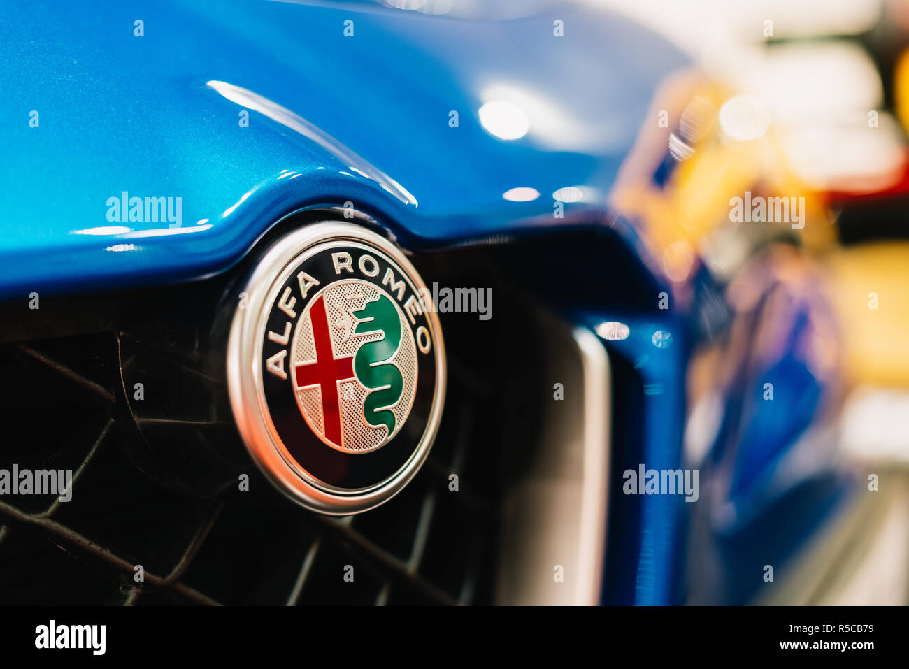 Bucarest, Roumanie - 19 octobre 2018 : Alfa Romeo Logo Sign vue rapprochée sur la grille avant Voiture Banque D'Images