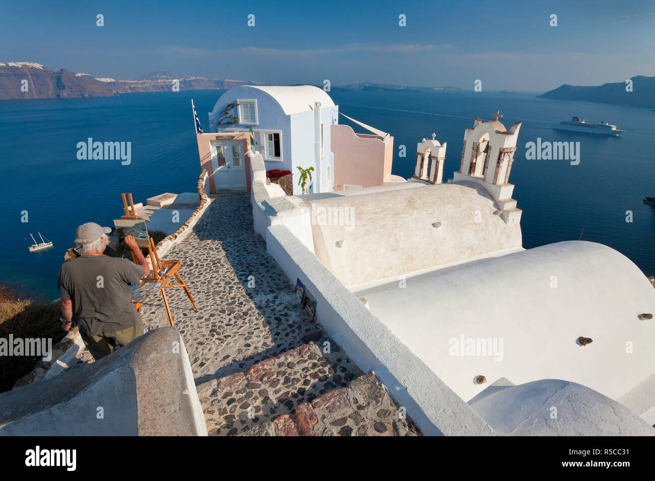 La peinture de l'artiste dans le village de Oia Santorini Cyclades, Grèce Banque D'Images