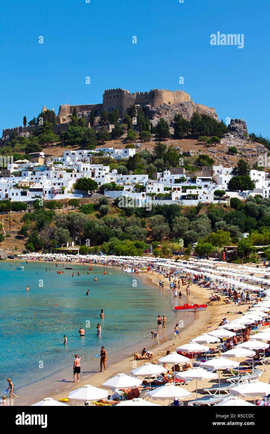 Acropole de Lindos et plage de Lindos, Rhodes, Grèce, Banque D'Images