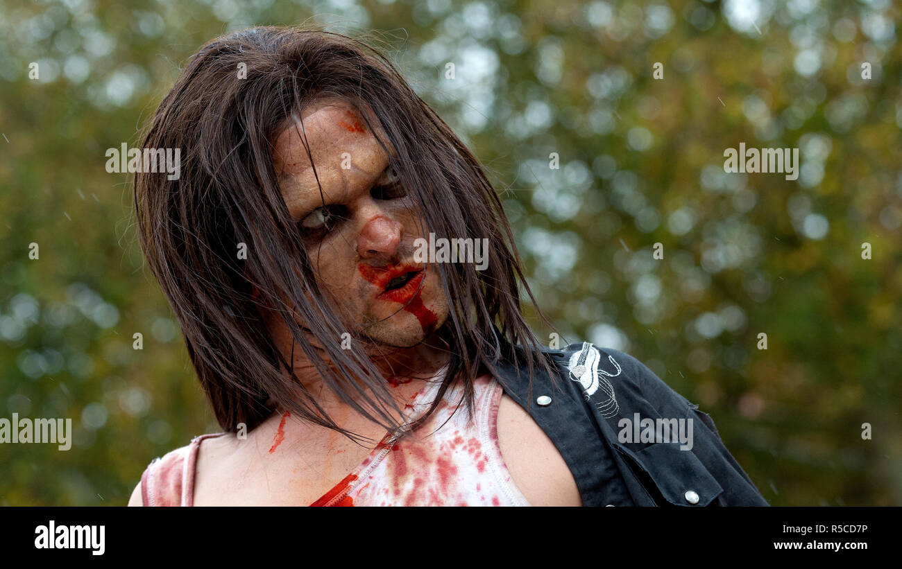 En participant et maquillage complet lors de l'Assemblée costume Zombie Walk Bristol - 27 octobre 2018, Bristol, Angleterre Banque D'Images