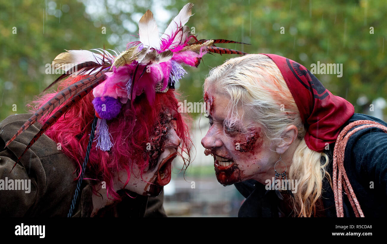 Dans leur intégralité et de maquillage à l'Assemblée annuelle de costume Zombie Walk Bristol - 27 octobre 2018, Bristol, Angleterre Banque D'Images