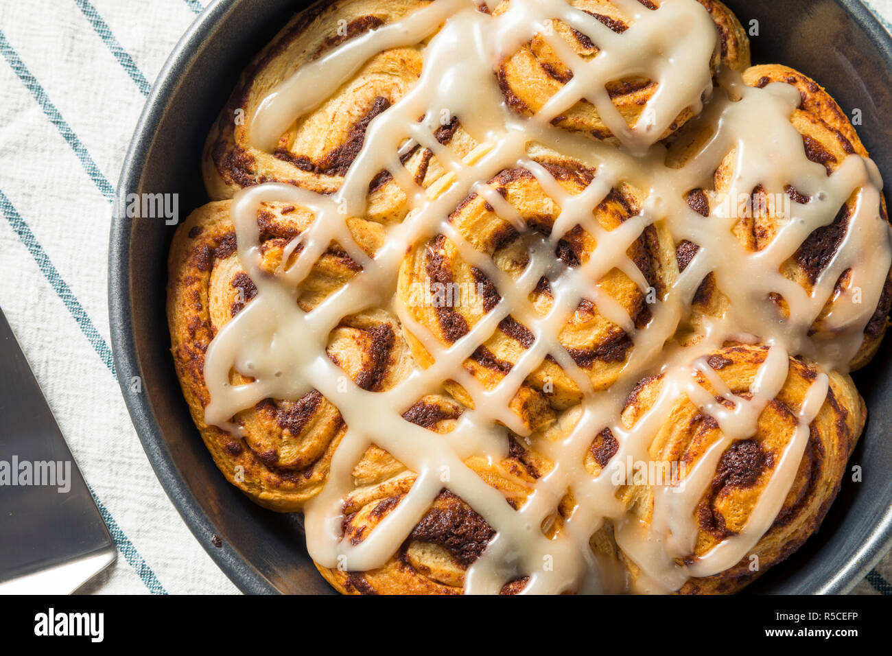 Maison douce cannelle avec du glaçage dans une casserole Banque D'Images