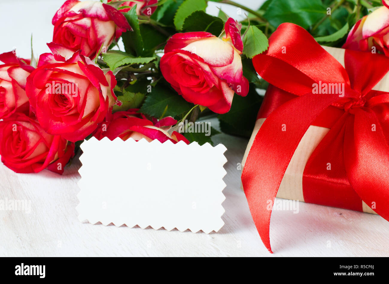Carte De Voeux Blanche Et Presente De Bouquet Roses Rouges Anniversaire Saint Valentin Ou La Fete Des Meres Photo Stock Alamy