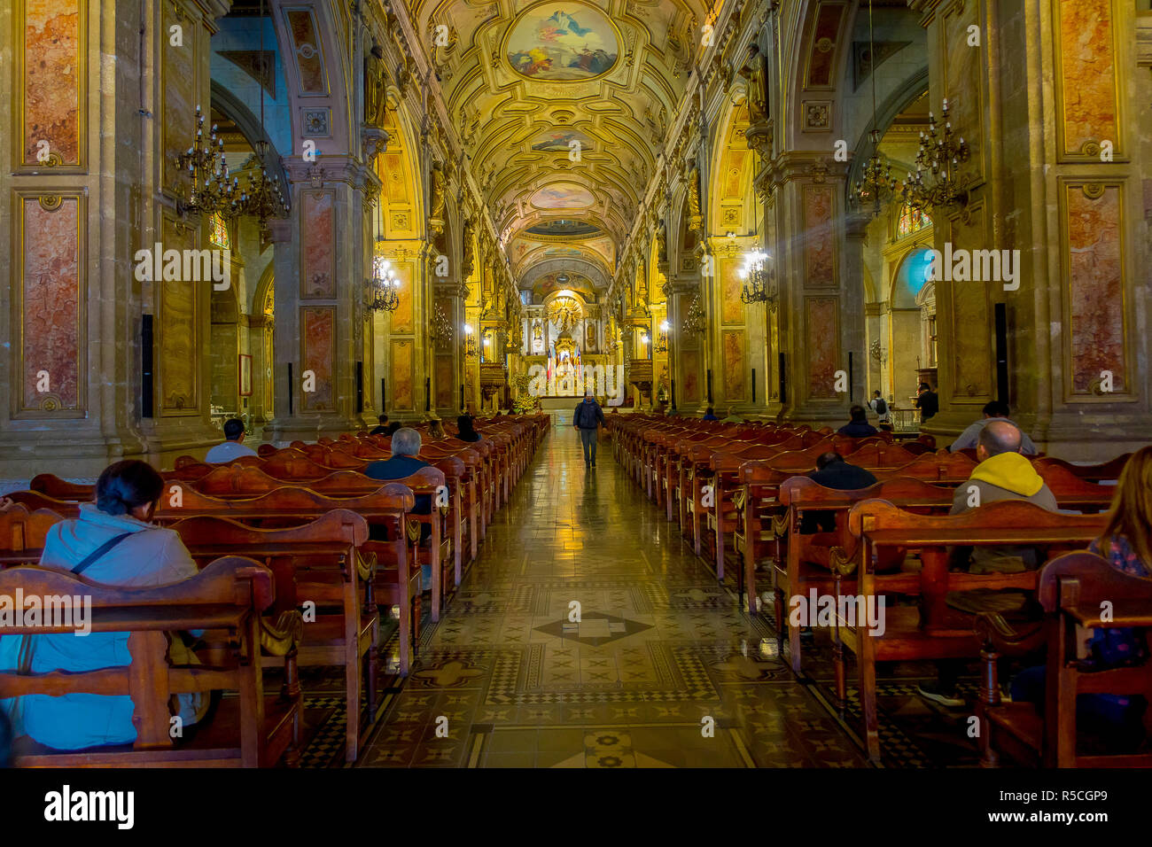 SANTIAGO, CHILI, 09 octobre 2018 : des personnes non identifiées, priaient à l'intérieur de cathédrale de Santiago de Compostela, la destination finale pour les pèlerins à marcher le long de la célèbre camino de Santiago Banque D'Images