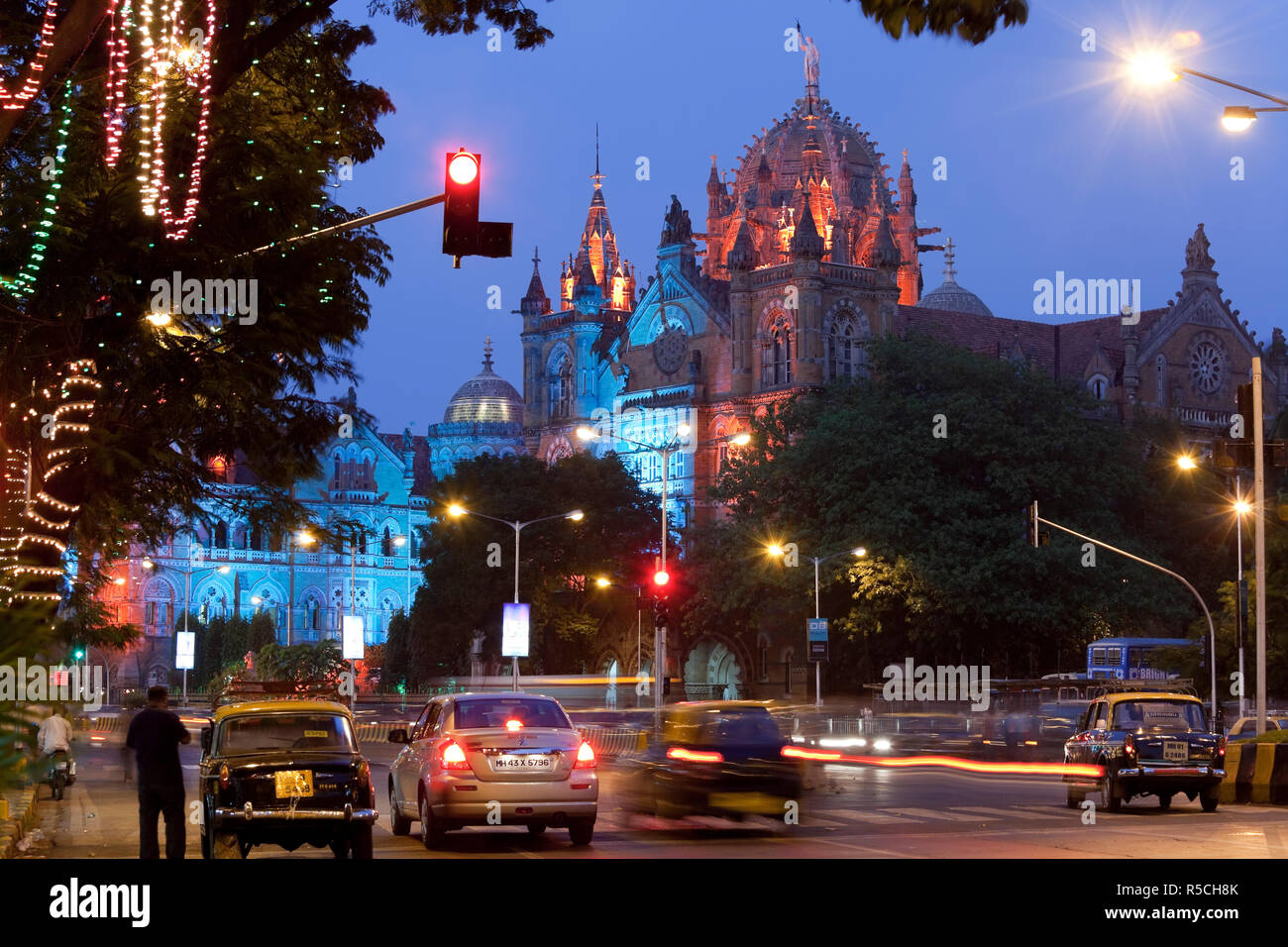 Victoria ou la Gare Chhatrapati Shivaji Terminus (CST), Mumbai (Bombay), Inde Banque D'Images