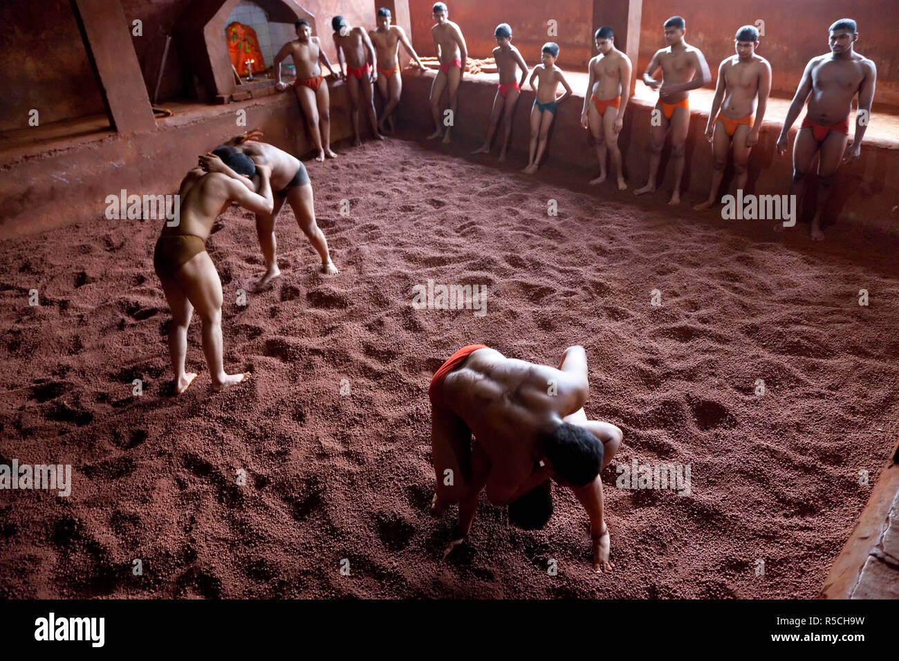 Kushti, la lutte indienne traditionnelle, les lutteurs de la formation, Mumbai, Maharashtra, Inde Banque D'Images