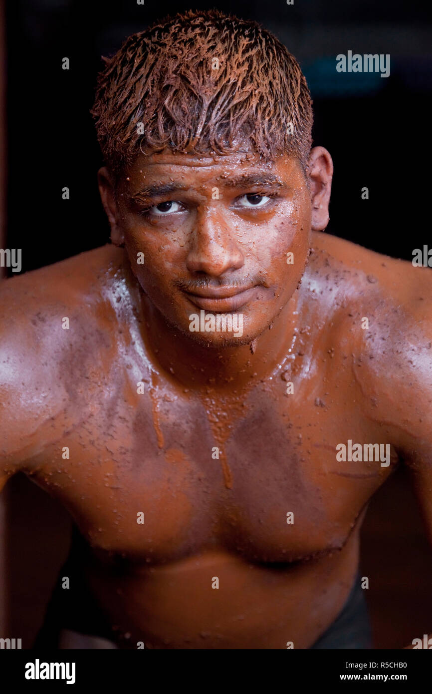 Kushti, la lutte indienne traditionnelle, les lutteurs de la formation, Mumbai, Maharashtra, Inde Banque D'Images