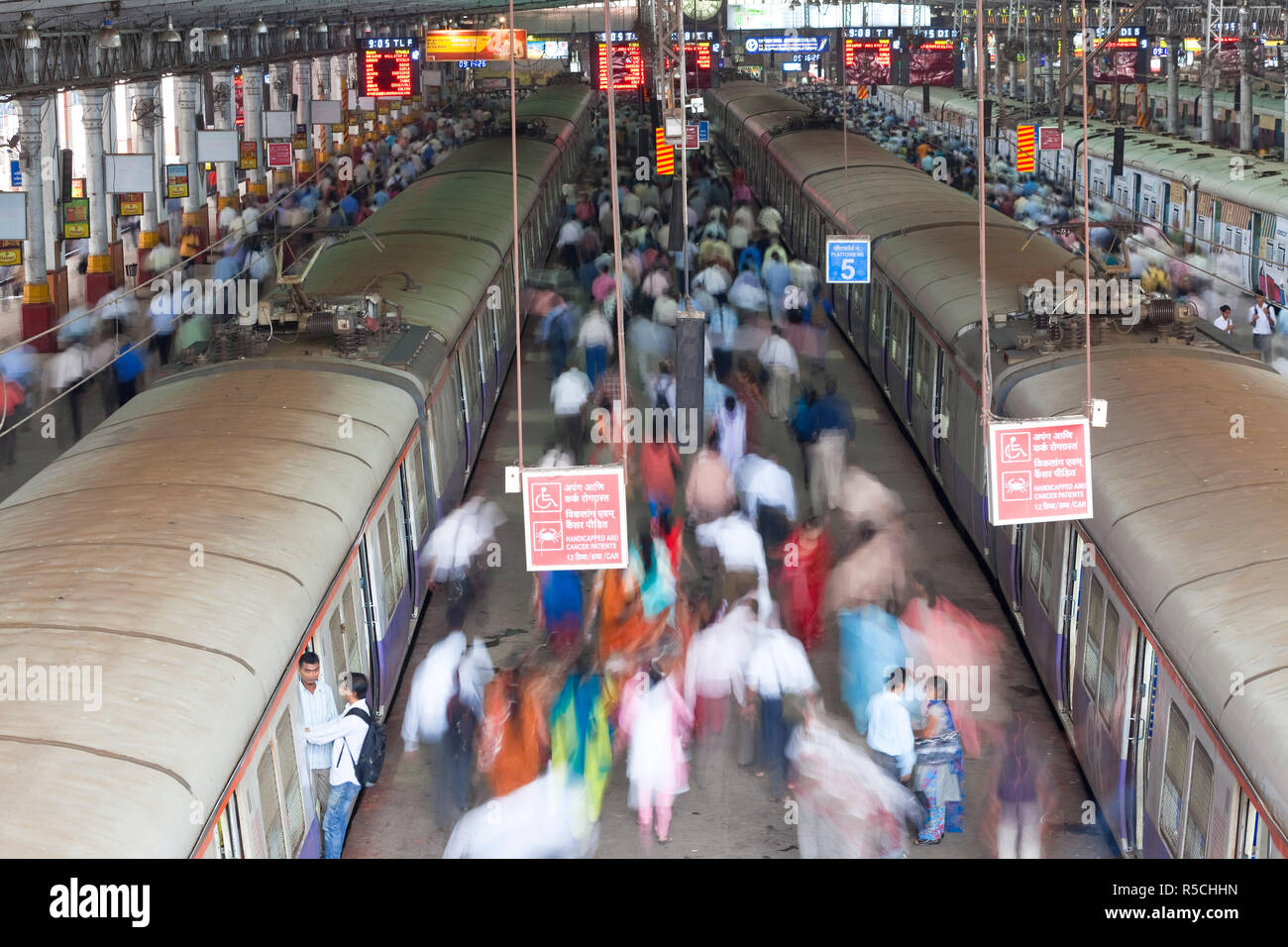 Victoria ou la Gare Chhatrapati Shivaji terminus (CST), Mumbai (Bombay), Inde Banque D'Images