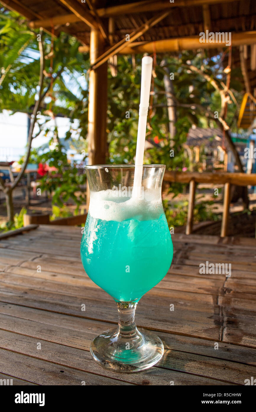 Blue cocktail au bar de plage Banque D'Images