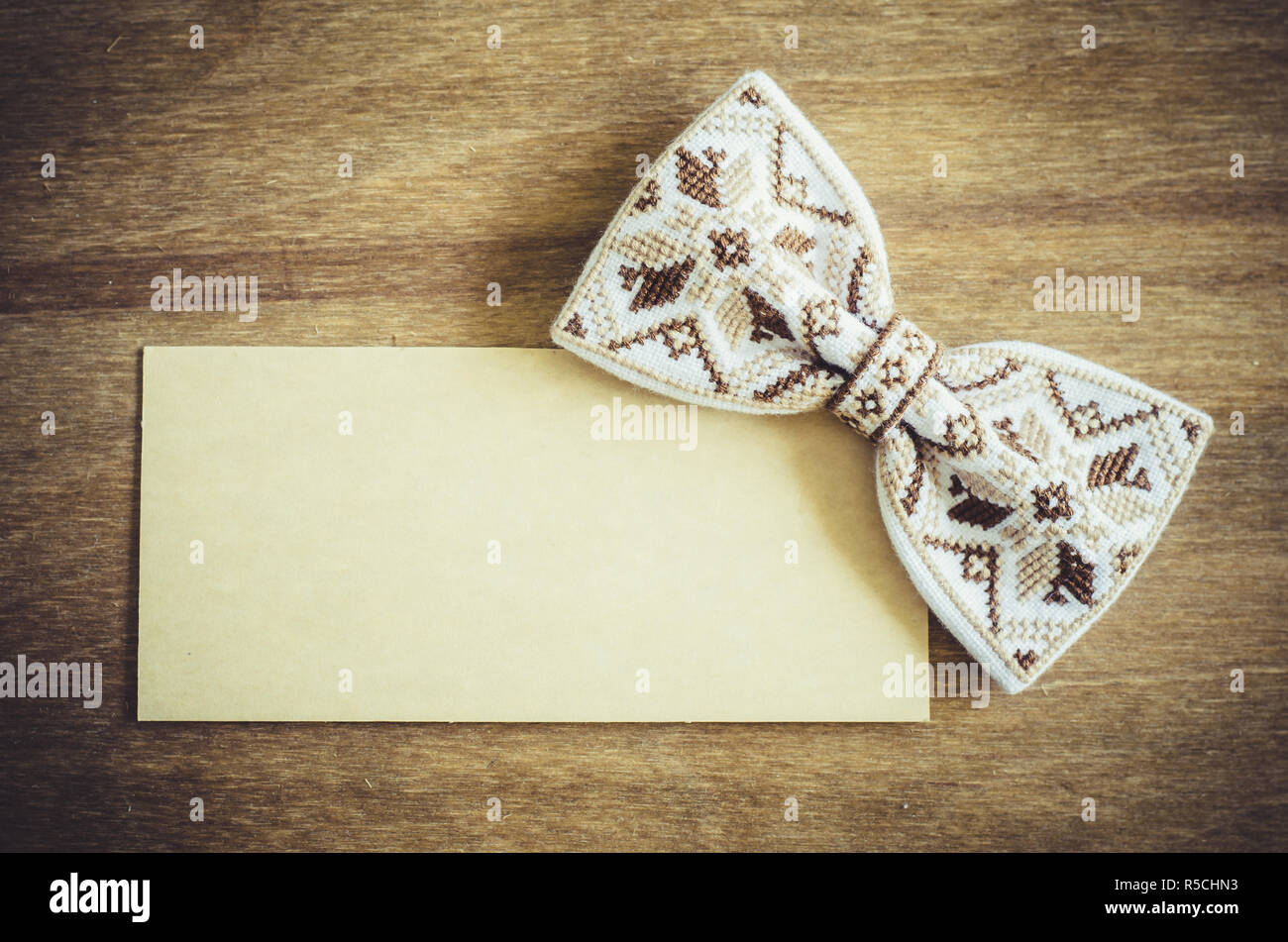 Noeud papillon brodé et carte vide sur fond marron en bois. Concept de la  fête des pères. Style rustique Photo Stock - Alamy