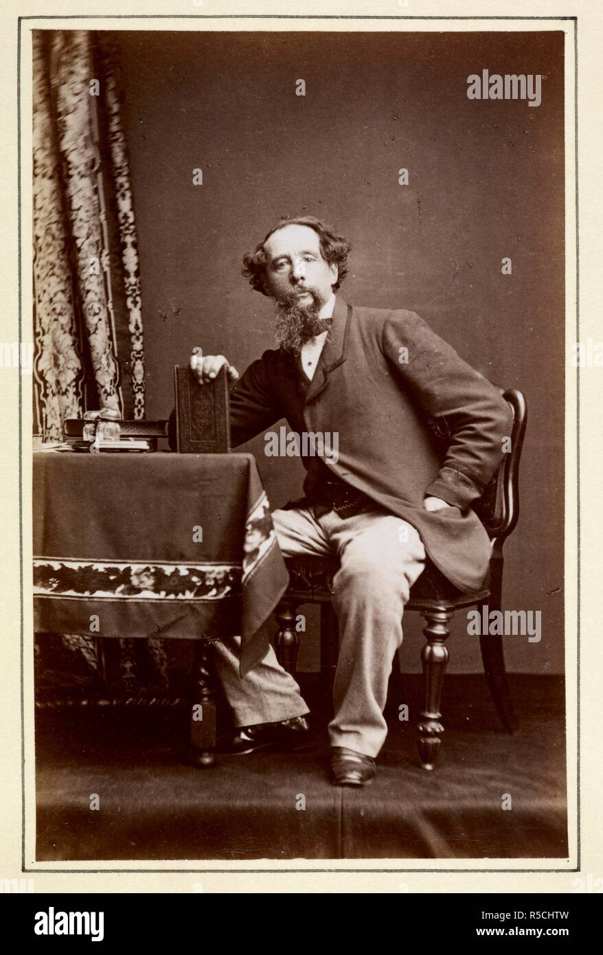 Charles Dickens assis à une table. La vie de Charles Dickens. London : Chapman & Hall, 1872-74. Source : dex.316 f.126. Auteur : FORSTER, John. Banque D'Images