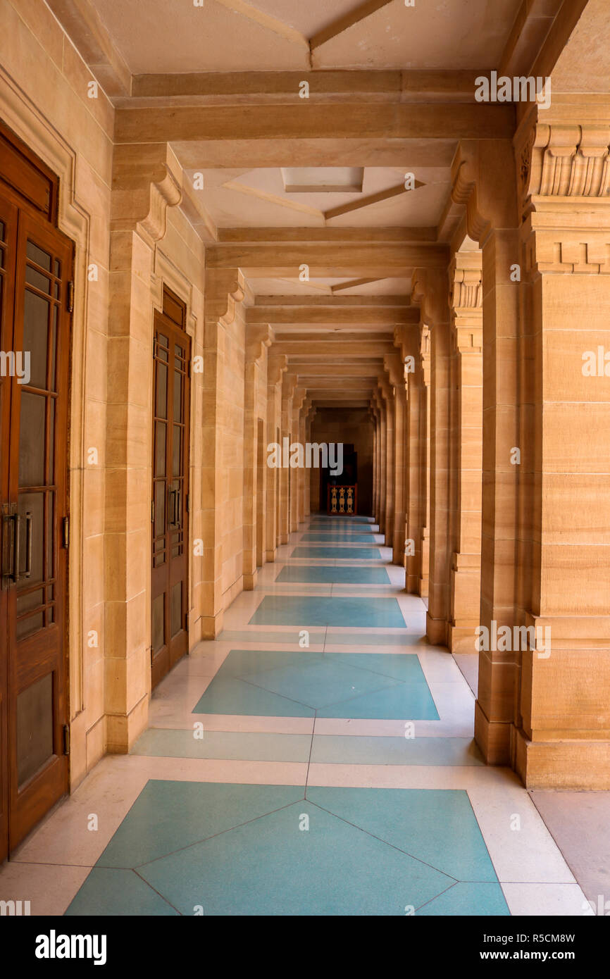 Un couloir à l'Umaid Bhawan Palace, situé à Jodhpur, au Rajasthan, est l'une des plus grandes résidences privées. Une partie du palais est Banque D'Images