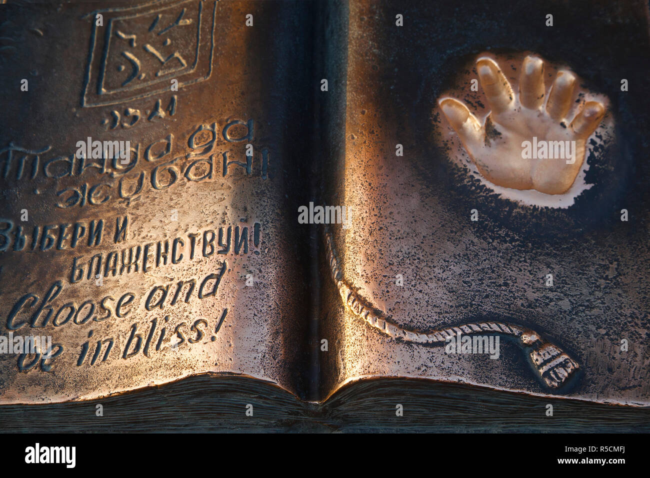 Kazakhstan, Almaty, Respublika Alangy créé soviétique ceremonial chease, Bronze avec livre Nazarbaevâ imprimer la main du Président de la Palm Banque D'Images