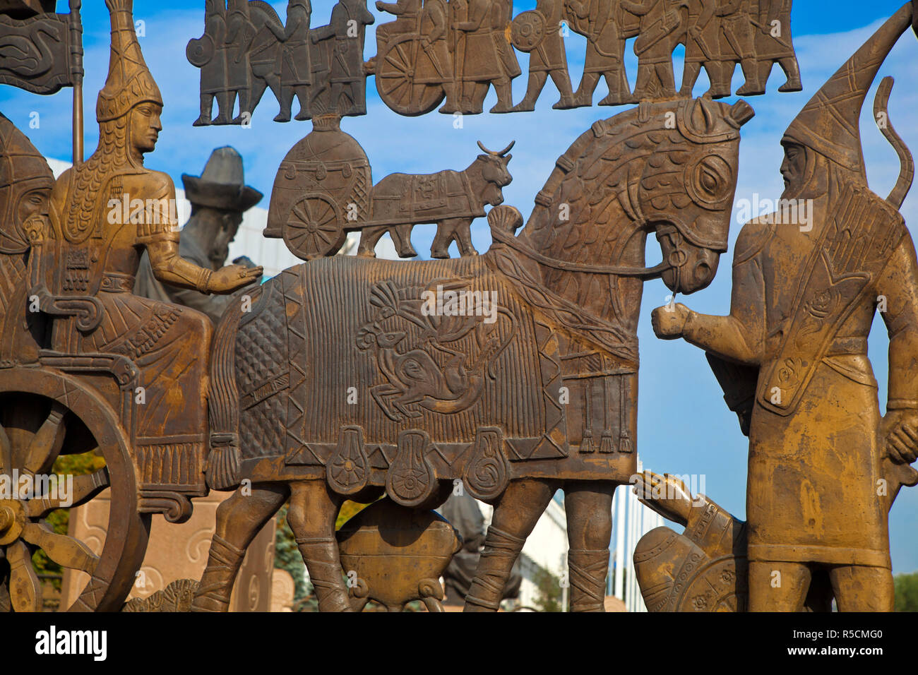 Kazakhstan, Almaty, Respublika Alangy créé soviétique carré, cérémonie du mur semi-circulaire bas-relief bronze sculputures représentant des scènes de l'histoire du Kazakhstan Banque D'Images