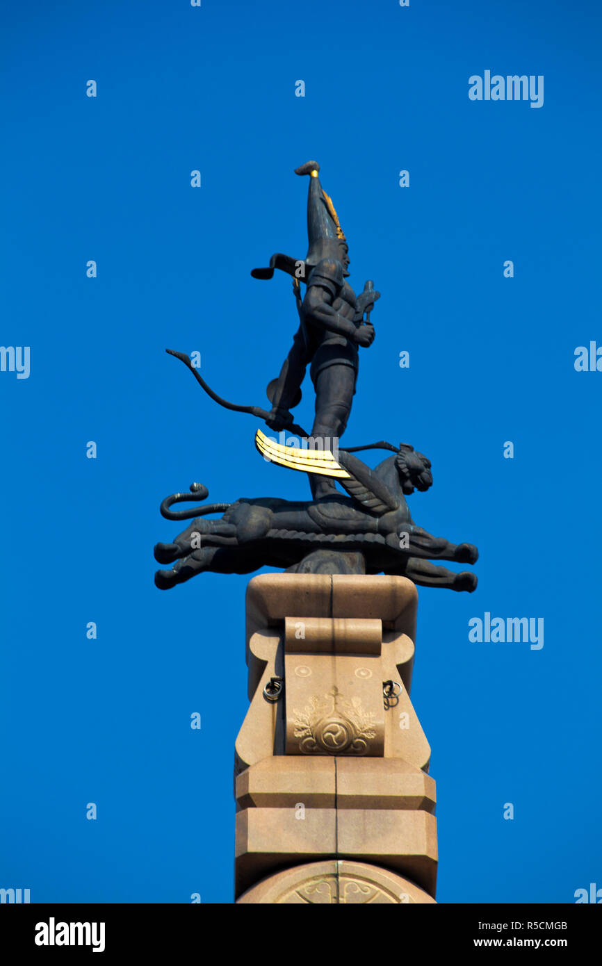 Kazakhstan, Almaty, Respublika Alangy créé soviétique, carrés de cérémonie Monument de l'indépendance, colonne en pierre surmonté d'une réplique de l'homme d'or ailé debout sur un snow leopard Banque D'Images