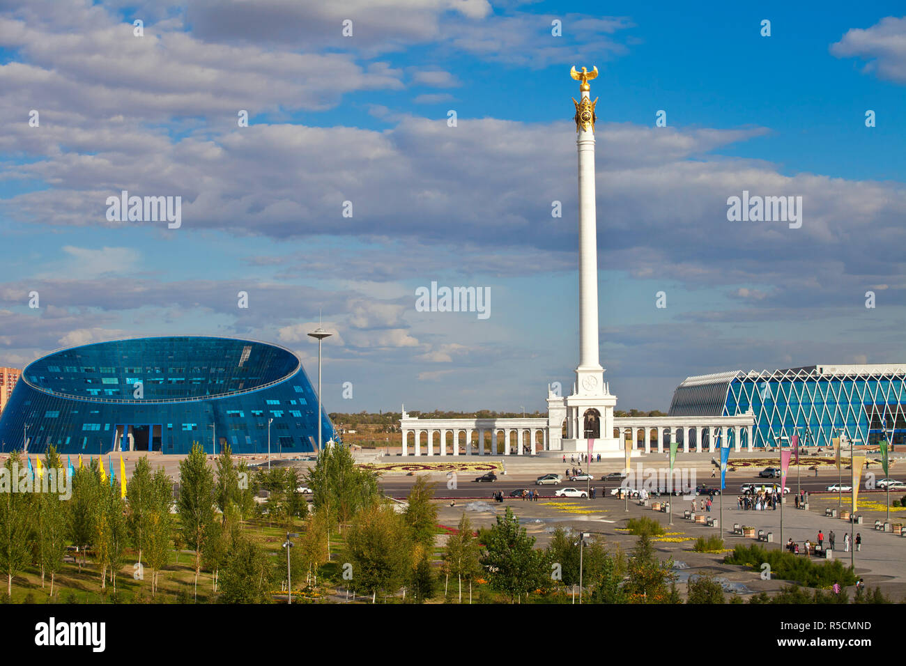 Le Kazakhstan, Astana, KazakYeli (monument) Pays Kazakh, Shabyt Palais des Arts et le Palais de l'indépendance Banque D'Images