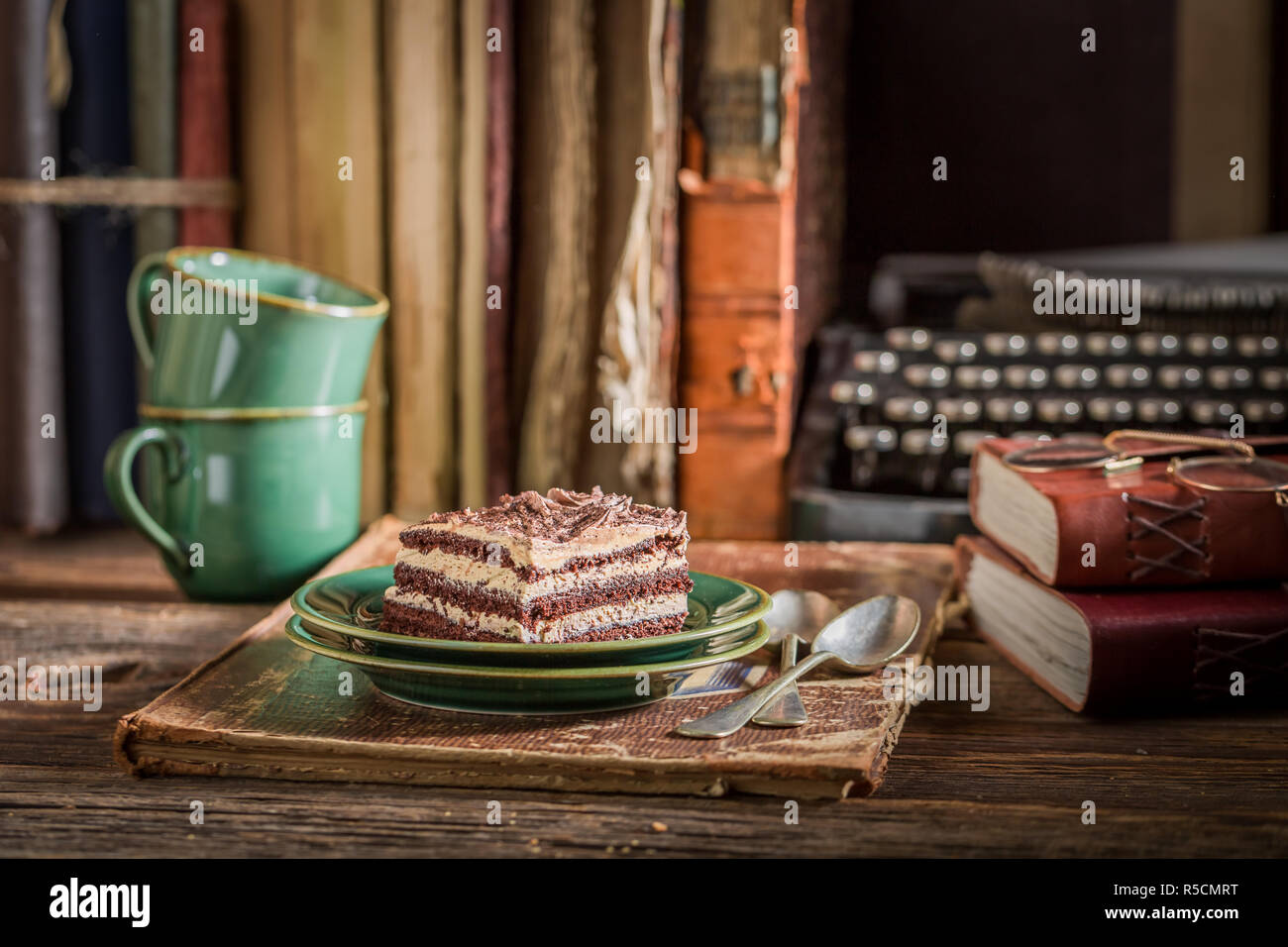 Gateau Au Chocolat Sucre Avec Du Cafe Des Livres Et Machine A Ecrire Photo Stock Alamy