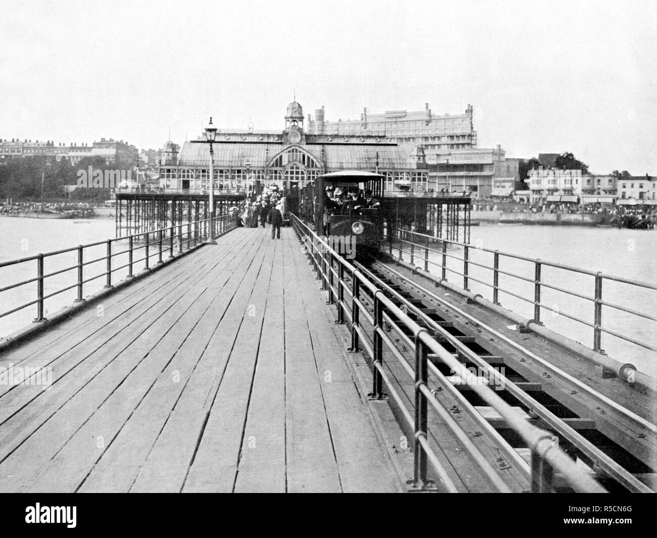 Pier et tramway, Southend on Sea Banque D'Images