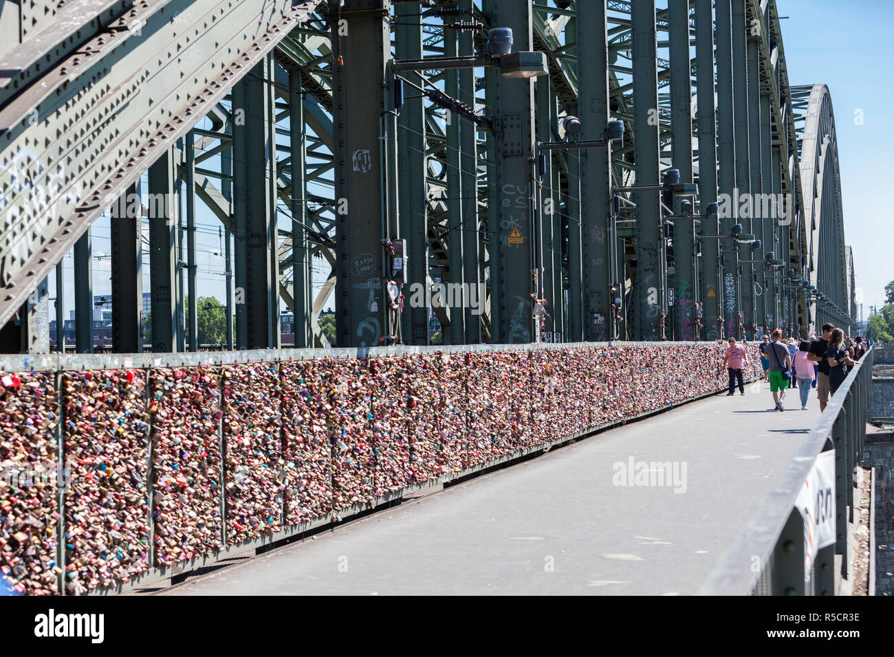 Cologne, Allemagne. L'amour des verrous sur le pont Hohenzollern sur le Rhin, un chemin de fer et passerelle, pont de chemin de fer le plus occupé en Allemagne. Banque D'Images