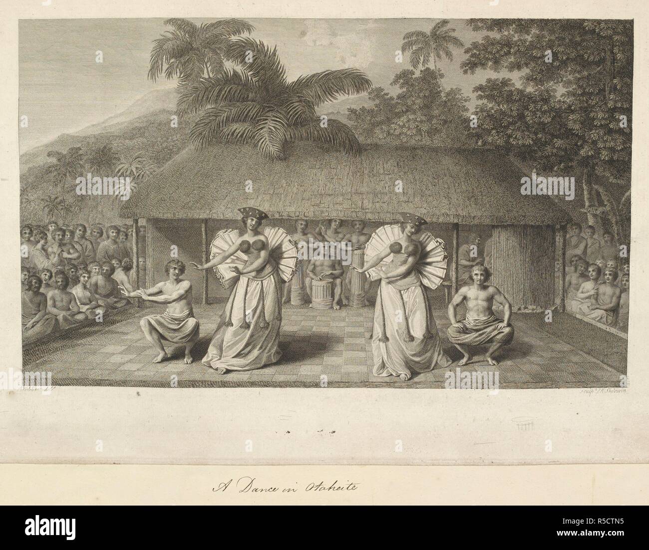 Une danse à Otaheite. Dessiné par John Webber et gravé par J. K. Sherwin. Une scène à Tahiti, en 1777, avec deux hommes et deux femmes dansant devant une hutte, les spectateurs de chaque côté. Trois batteurs sont dans l'arrière-plan sous l'abri de la cabane, avec une quatrième personne applaudissant le rythme. Les danseurs semblent être debout sur un grand tapis tissé. Bananiers, cocotiers et arbres à pain peut être vu dans l'arrière-plan. . Une collection de dessins par A. Buchan, S. Parkinson, et J. F. Miller, réalisés dans les pays visités par le capitaine James Cook dans son premier voyage [1768-1771], également d'impressions publi Banque D'Images