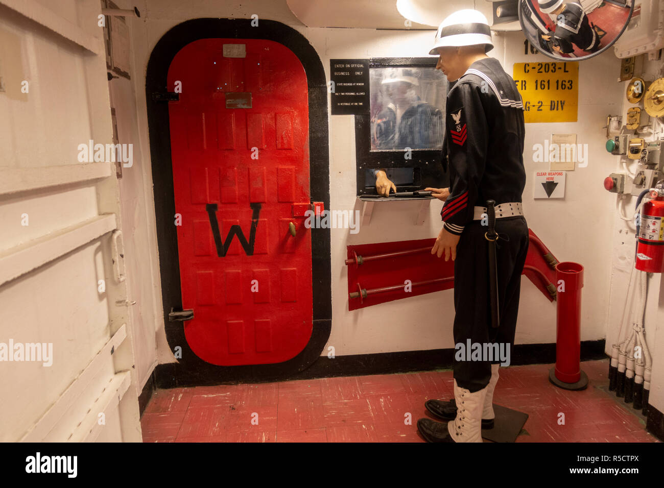 Entrée de la salle d'armes du navire (à bord de marine avait une armoirie), USS Midway Museum, San Diego, California, United States. Banque D'Images