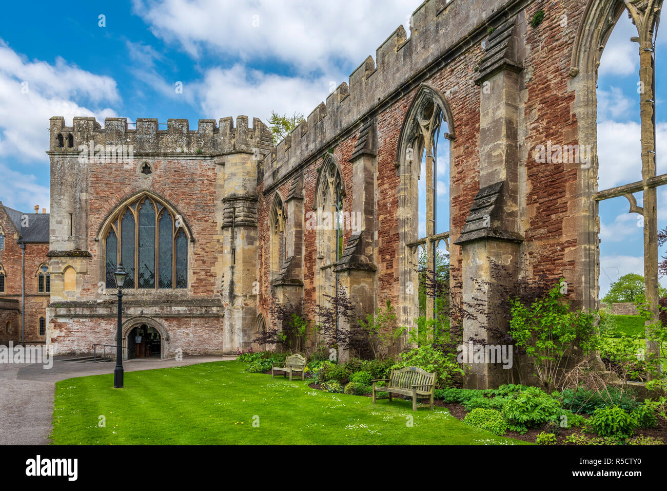 L'évêché de Wells, Somerset, avec sa pelouse et jardins est une destination touristique populaire. Banque D'Images