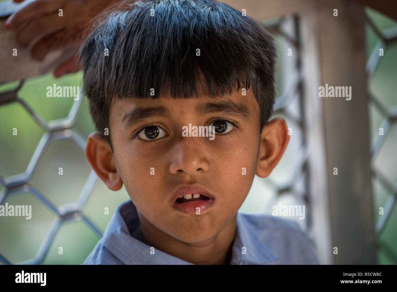 Portrait d'un jeune garçon, fort d'Agra, Uttar Pradesh, Inde Banque D'Images