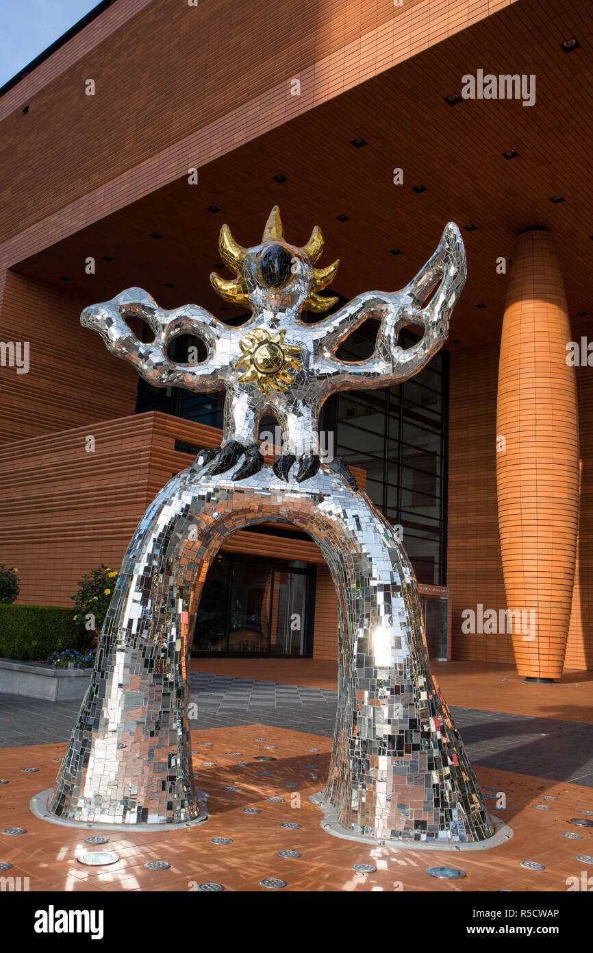 CHARLOTTE, NC - 12 décembre 2015 : 'Firebird', une sculpture de l'artiste Niki de Saint Phalle qui accueille les visiteurs à l'Bechtler Museum d'art moderne. Banque D'Images