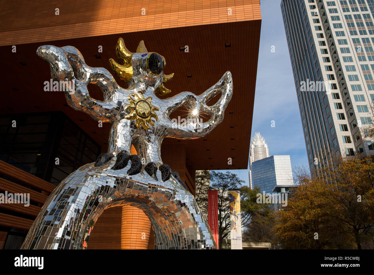CHARLOTTE, NC - 12 décembre 2015 : 'Firebird', une sculpture qui accueille les visiteurs à l'Bechtler Museum of Modern Art de Charlotte. Banque D'Images