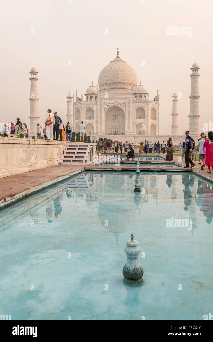 Taj Mahal se reflétant dans l'eau salée, Agra, Uttar Pradesh, Inde Banque D'Images