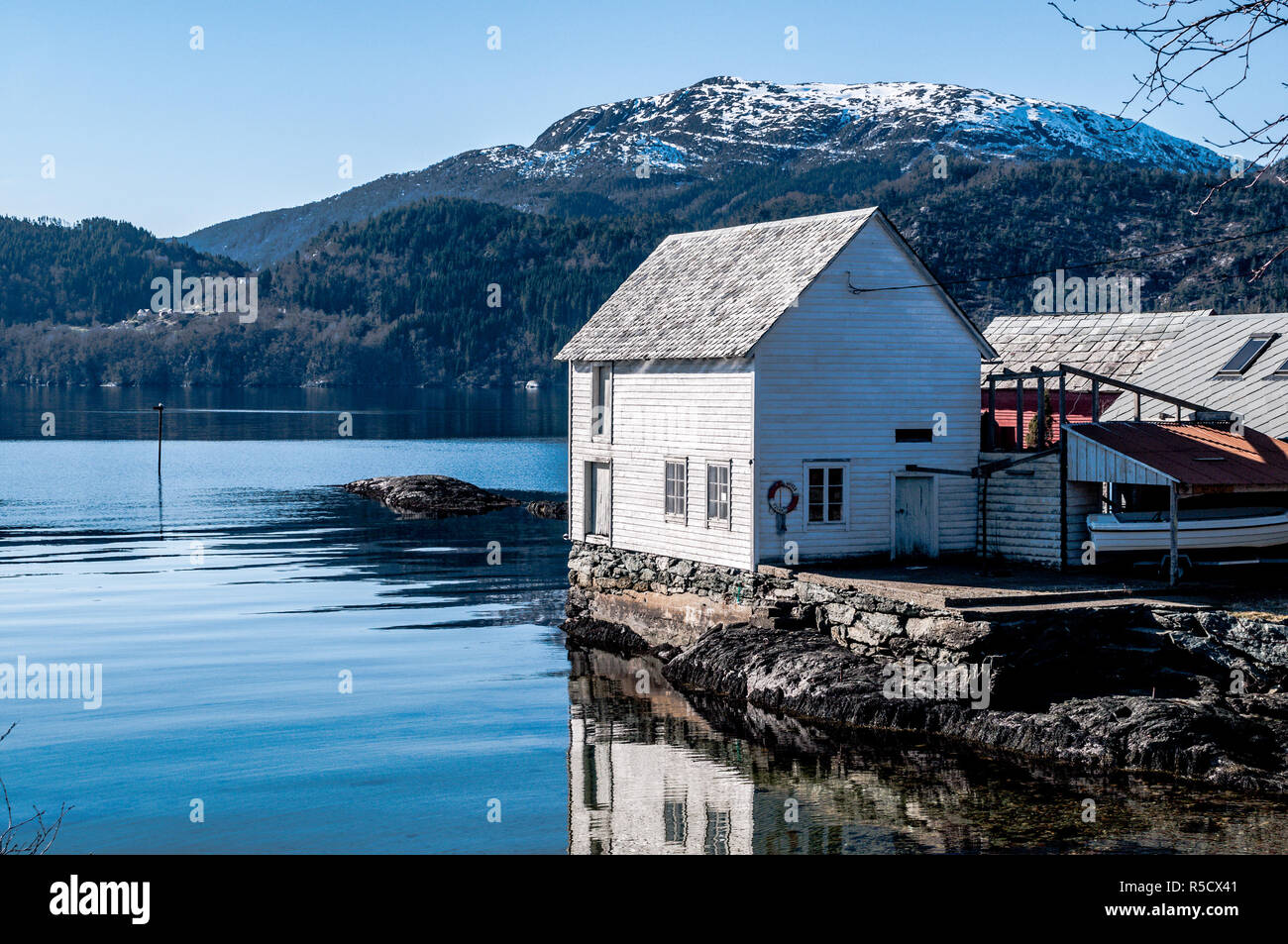 Un bateau norvégien typique chambre donnant sur les fjords et montagnes enneigées sur une belle journée de printemps. La Norvège Banque D'Images