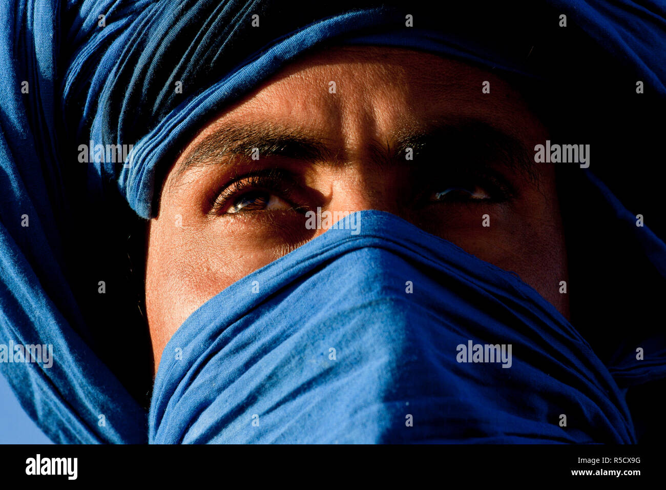 Homme touareg, Erg Chebbi, désert du Sahara, Maroc Banque D'Images