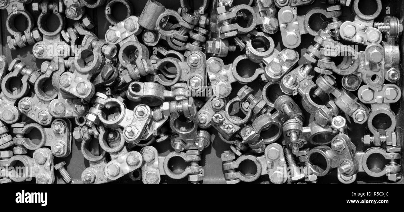 Une sélection de colliers de batterie de voiture sans câbles attachés Banque D'Images Une sélection de colliers de batterie de voiture sans câbles attachés Banque D'Images