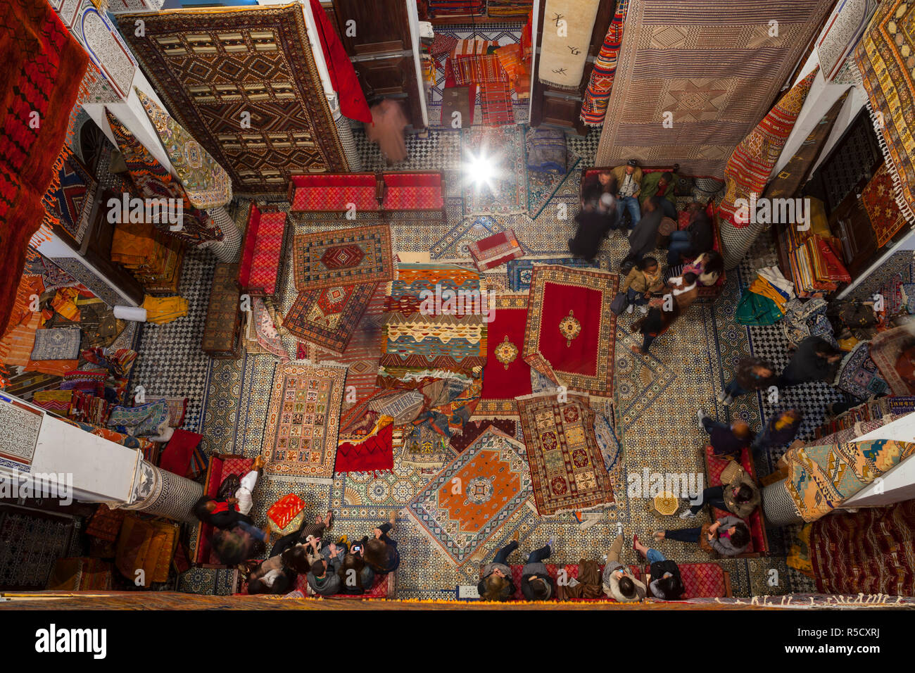 Boutique de tapis, la Medina, Fes, Maroc Photo Stock - Alamy