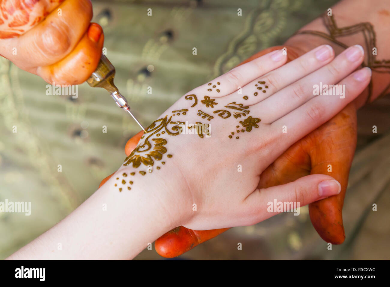 Tatouages au henné sur les mains, Essaouira, Maroc Banque D'Images