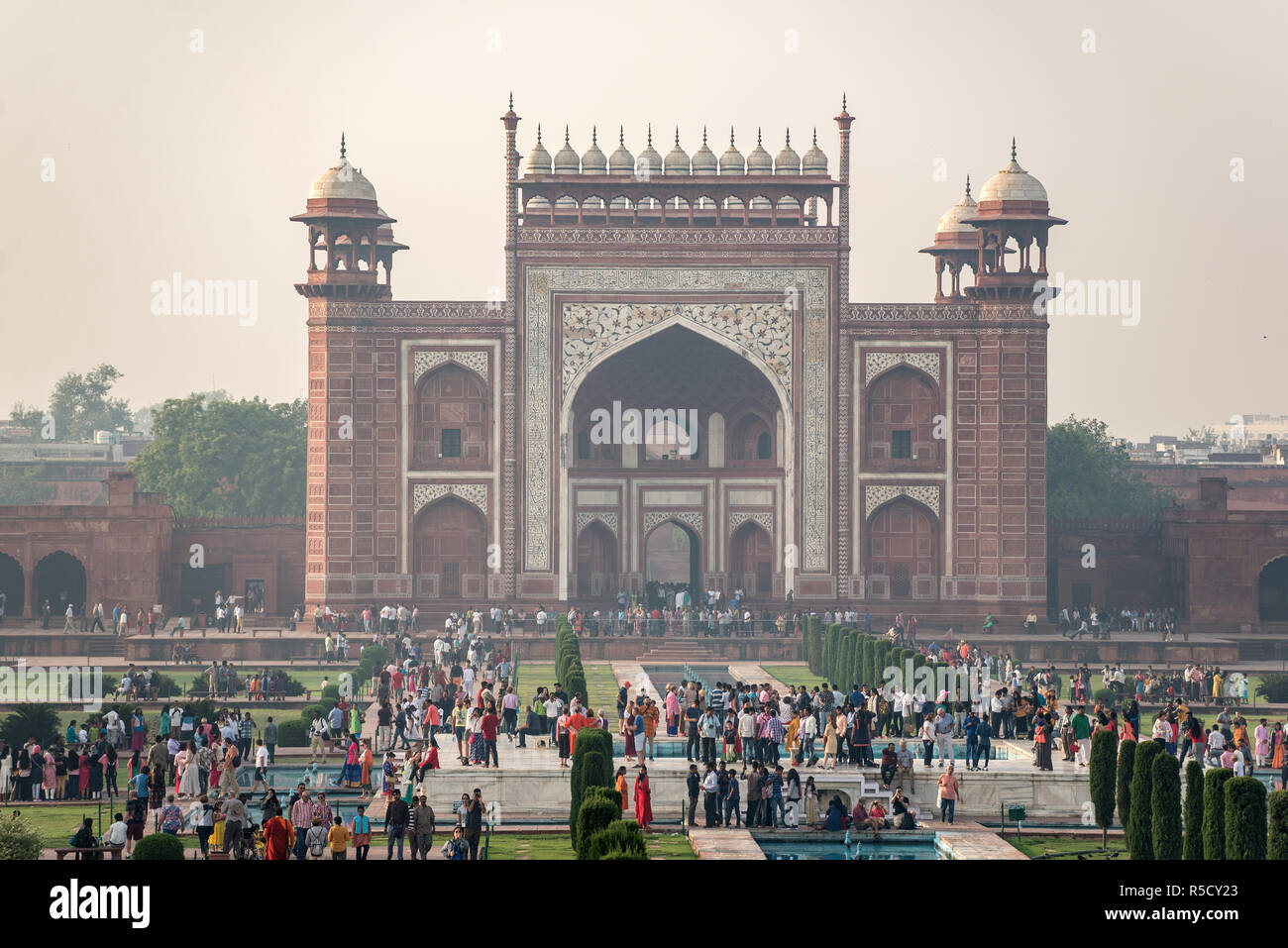 Darwaza-i-rauza porte sud (grande porte) entrée au Taj Mahal, Agra, Uttar Pradesh, Inde Banque D'Images