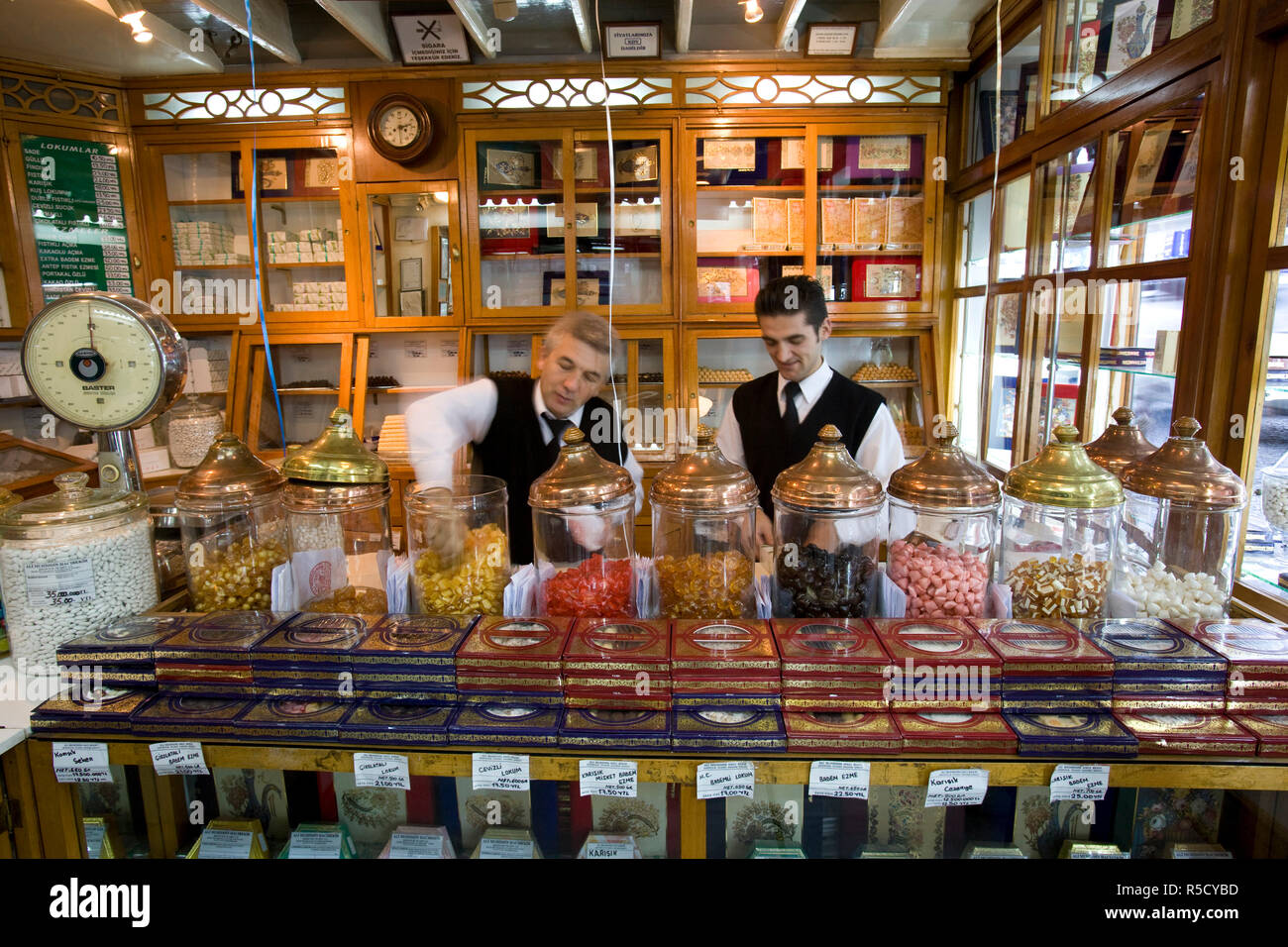 Bonbons à l'intérieur de la portion Haci Bekir boutique, Istanbul, Turquie. (MR et PR) Banque D'Images