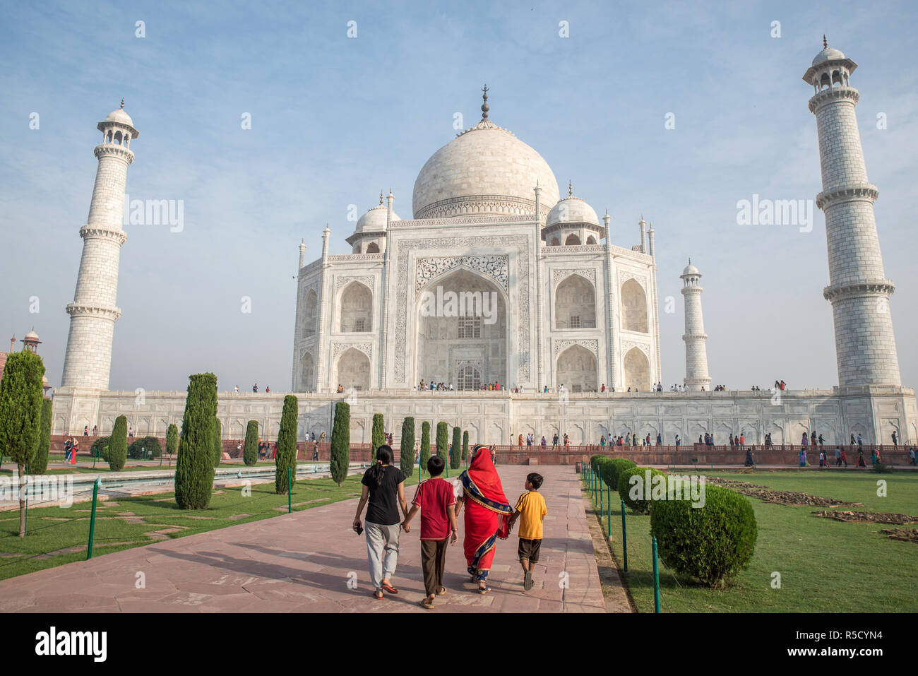 Les visiteurs dans les jardins du Taj Mahal, Agra, Uttar Pradesh, Inde Banque D'Images